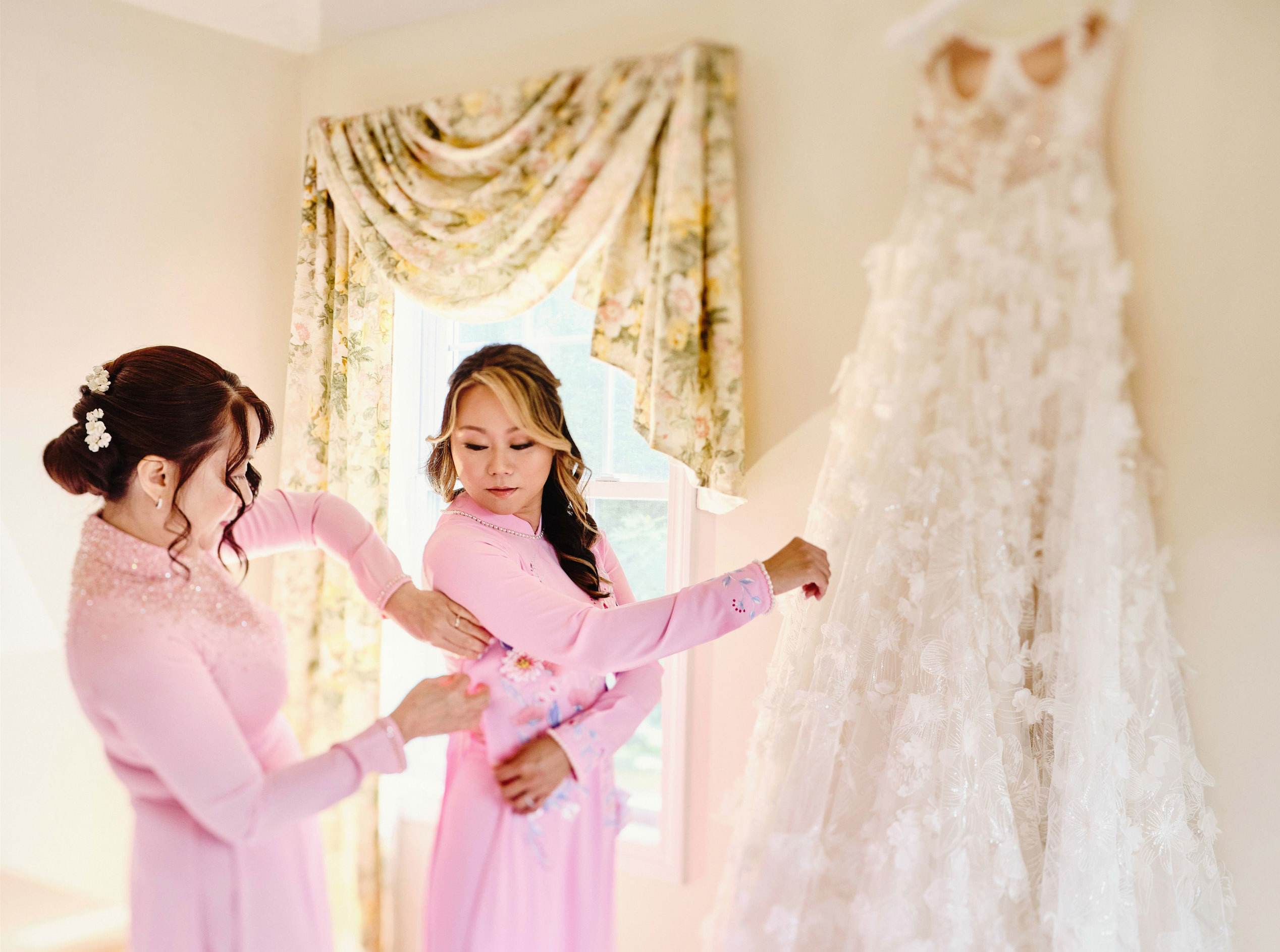 Bride getting ready with Vietnamese Dress in her wedding day