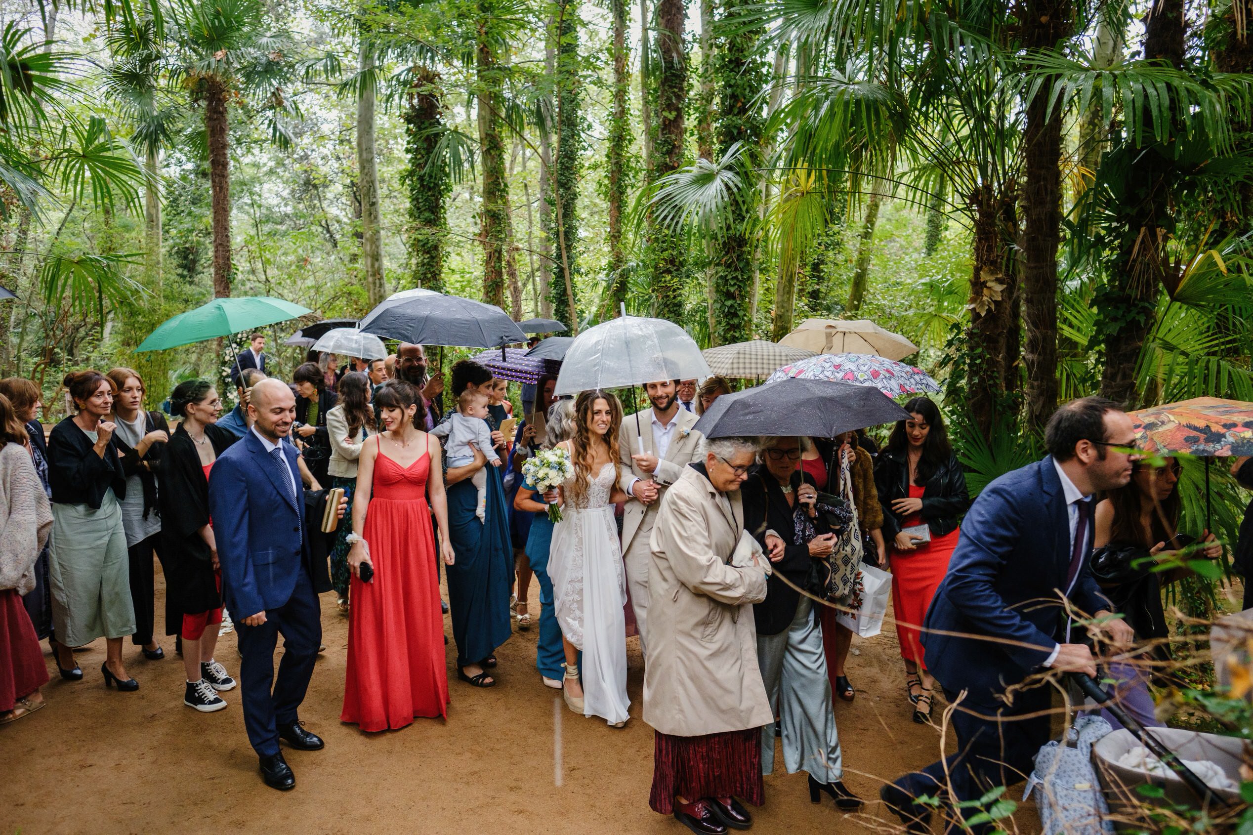 "La lluvia empieza a caer en la boda de Judith y Adrià en La Vinyassa, Montseny, haciendo que el momento sea aún más inolvidable."