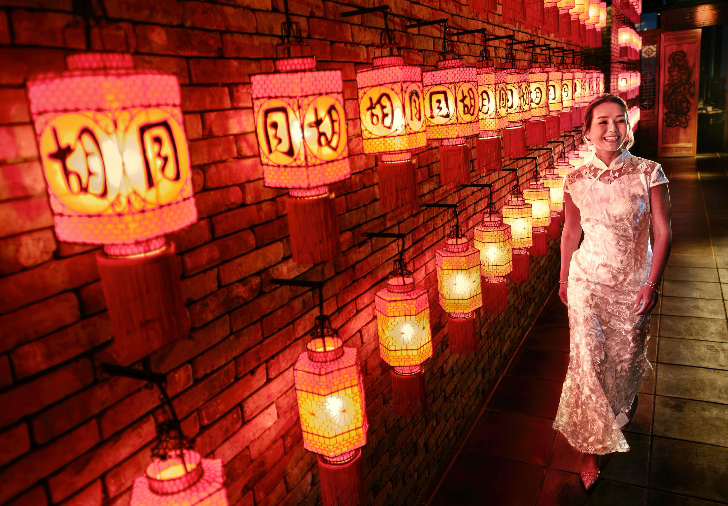 gorugeous bride at Hutong Restaurant in Hong Kong